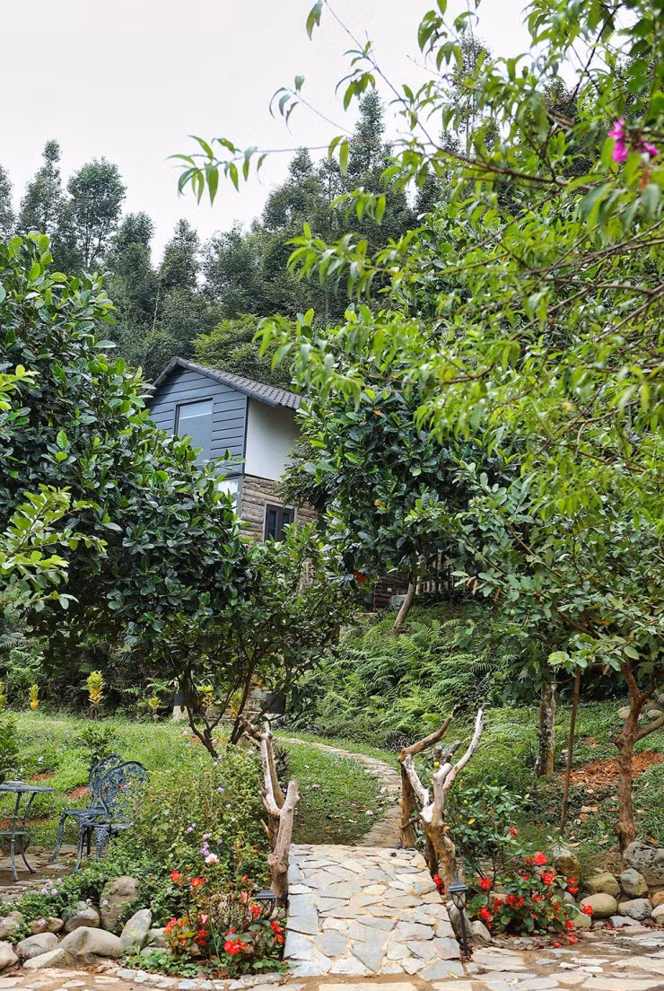 Lối vào từng khu nhà được chăm chút với những tiểu cảnh đẹp mắt. Ảnh: FBNV