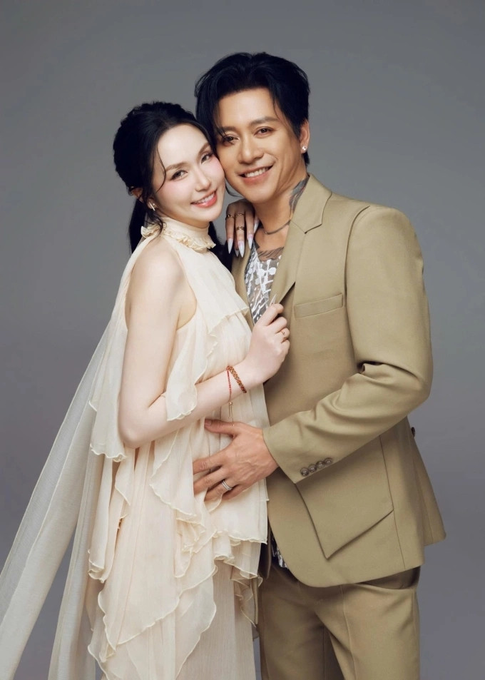 Mới đây, vợ chồng Tuấn Hưng - Hương Baby kỷ niệm 11 năm ngày cưới theo cách nhẹ nhàng, không náo nhiệt như các năm trước. Ảnh: FBNV