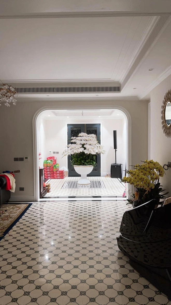 Căn nhà có diện tích rộng, được decor theo đúng các dịp lễ, Tết. Ảnh: FBNV