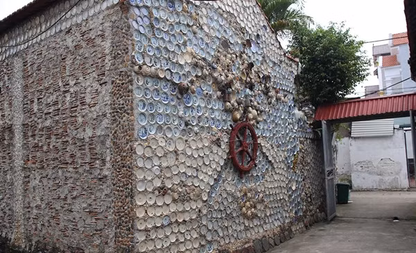 Bà Nga cho biết, bây giờ khách trả 20 tỷ bà cũng không bán. Đây là tâm huyết cả đời chồng bà và muốn lưu truyền lại cho con cháu. Ảnh: Vietnamnet