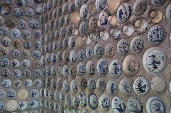 Từng góc trong nhà đều được gắn bát đĩa cổ. Ảnh: Độc lạ Bình Dương