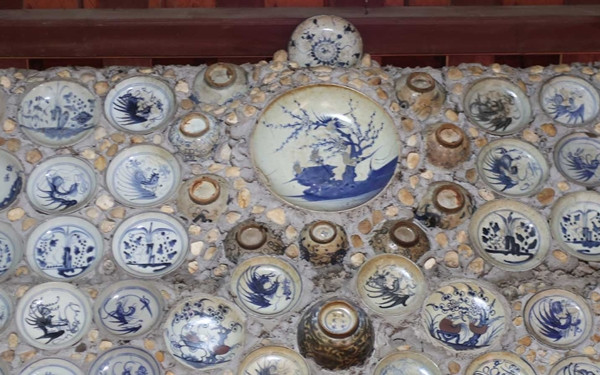 Nhiều năm trước, chủ nhân của ngôi nhà độc lạ này được gắn biệt danh Trường "khùng" bởi kiếm được bao nhiêu tiền, ông dồn hết cho đam mê những chiếc bát, đĩa cổ. Ảnh: Báo giao thông