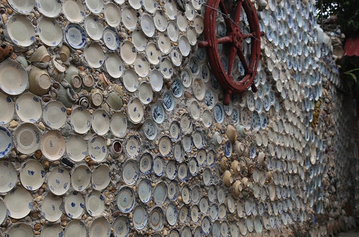 Trong căn nhà này, nhiều chiếc bát, đĩa cổ giá hàng chục triệu đồng nhưng chủ nhân không màng tới giá trị vật chất. Ảnh: Báo giao thông