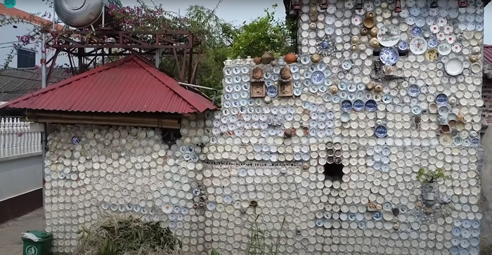 Từ ngoài vào trong, căn nhà của ông Trường toàn bát đĩa cổ. Ảnh: Độc lạ Bình Dương