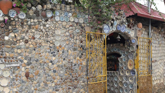 Nằm sâu trong con ngõ nhỏ ở làng Sơn Kiệu, xã Chấn Hưng, huyện Vĩnh Tường (tỉnh Vĩnh Phúc), ngôi nhà "độc nhất vô nhị" được làm từ hàng ngàn chiếc đĩa cổ của ông Nguyễn Văn Trường (hiện đã qua đời) trở thành một điểm đến hút khách tham quan. Ảnh: Báo giao thông