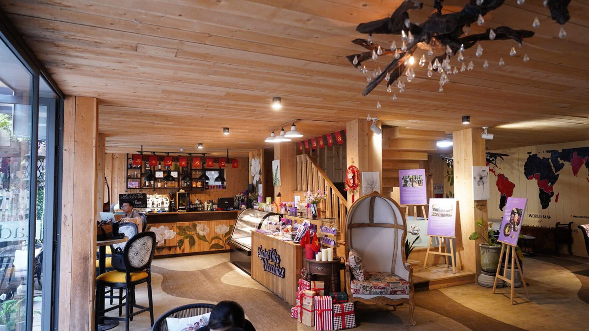 Vợ chồng Phan Như Thảo đang cho thuê làm quán cà phê và xưởng socola.Ảnh: FB Phan Như Thảo