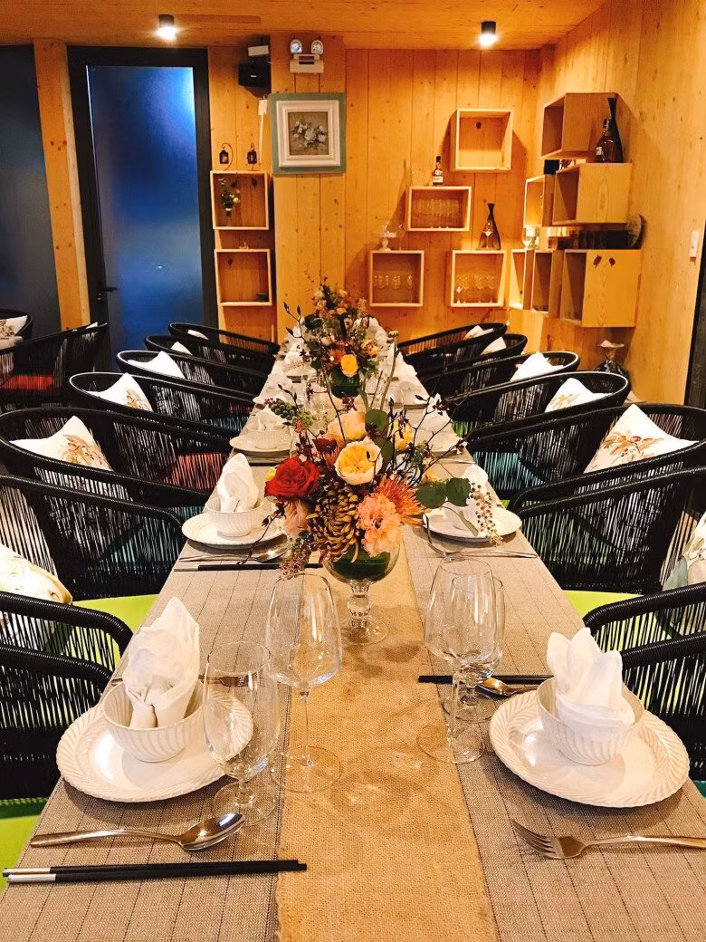 Bàn ăn trong nhà mang phong cách mộc mạc với tường gỗ thông. Ảnh: FB Phan Như Thảo