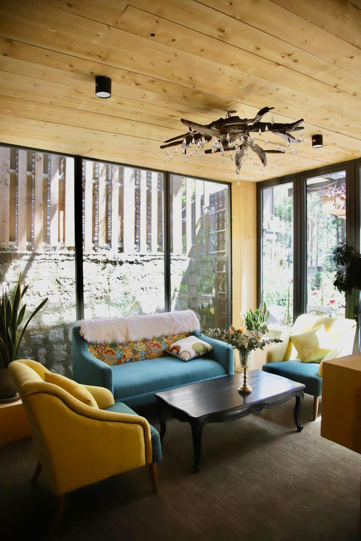 Góc tiếp khách đậm chất hoài cổ với ghế bọc vải họa tiết. Ảnh: FB Phan Như Thảo