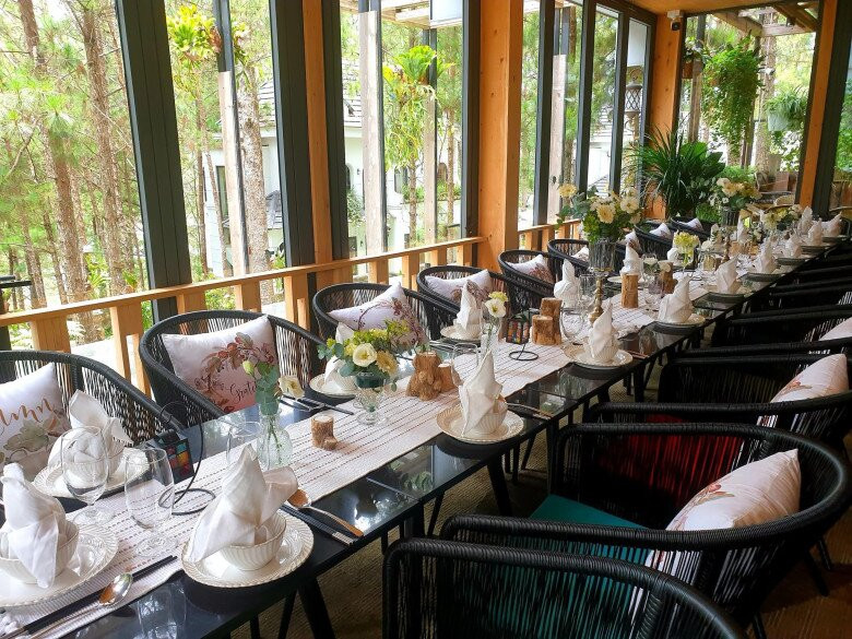 Khung cửa kính lớn giúp nhìn xuyên rừng thông, mang đến cảm giác thư giãn. Ảnh: FB Phan Như Thảo