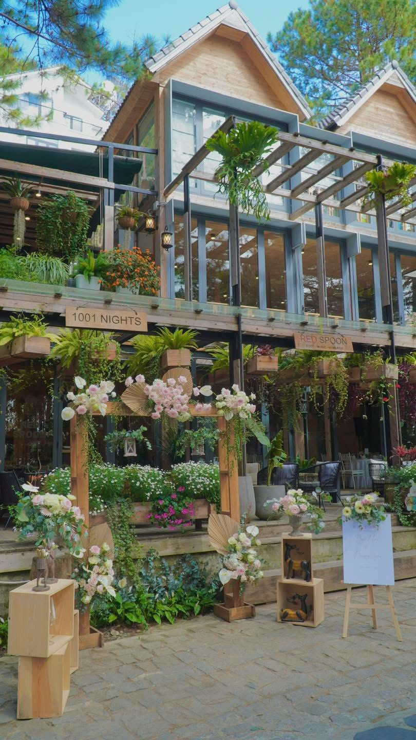 Biệt thự của Phan Như Thảo chỉ mất 5 phút đi bộ từ nhà tới siêu thị lớn, 10 phút để ra hồ Xuân Hương. Ảnh: FB Phan Như Thảo