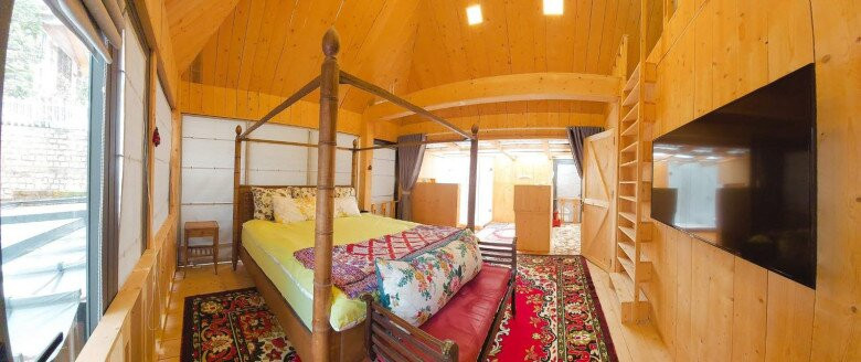 Phòng ngủ chính với giường trụ gỗ kiểu cổ điển và chăn ga sắc màu vintage. Ảnh: FB Phan Như Thảo