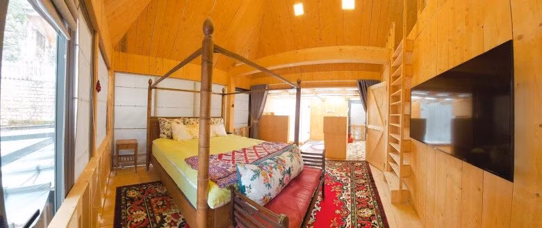 Phòng ngủ chính với giường trụ gỗ kiểu cổ điển và chăn ga sắc màu vintage. Ảnh: FB Phan Như Thảo