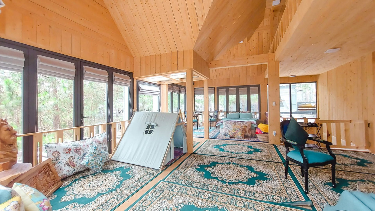 Thiết kế kết hợp gỗ thông và kính giúp không gian luôn ngập tràn ánh sáng. Ảnh: FB Phan Như Thảo