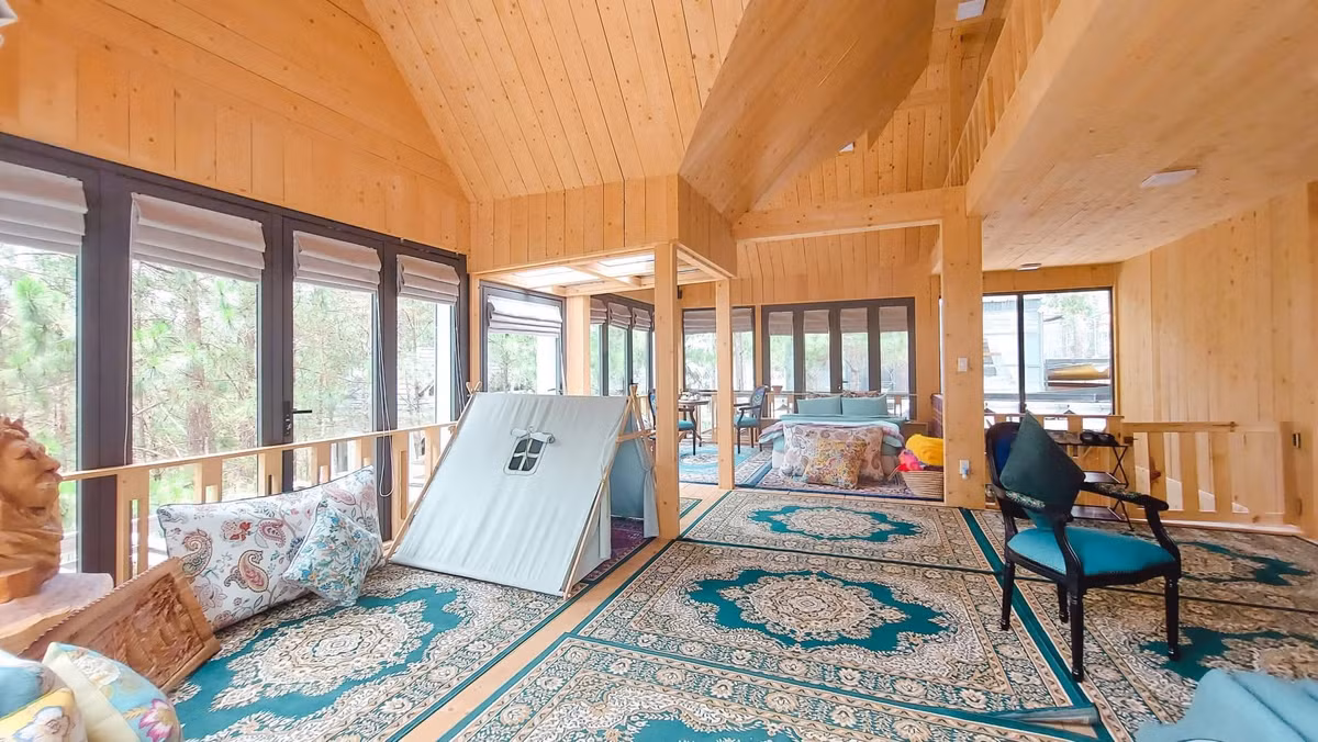 Thiết kế kết hợp gỗ thông và kính giúp không gian luôn ngập tràn ánh sáng. Ảnh: FB Phan Như Thảo