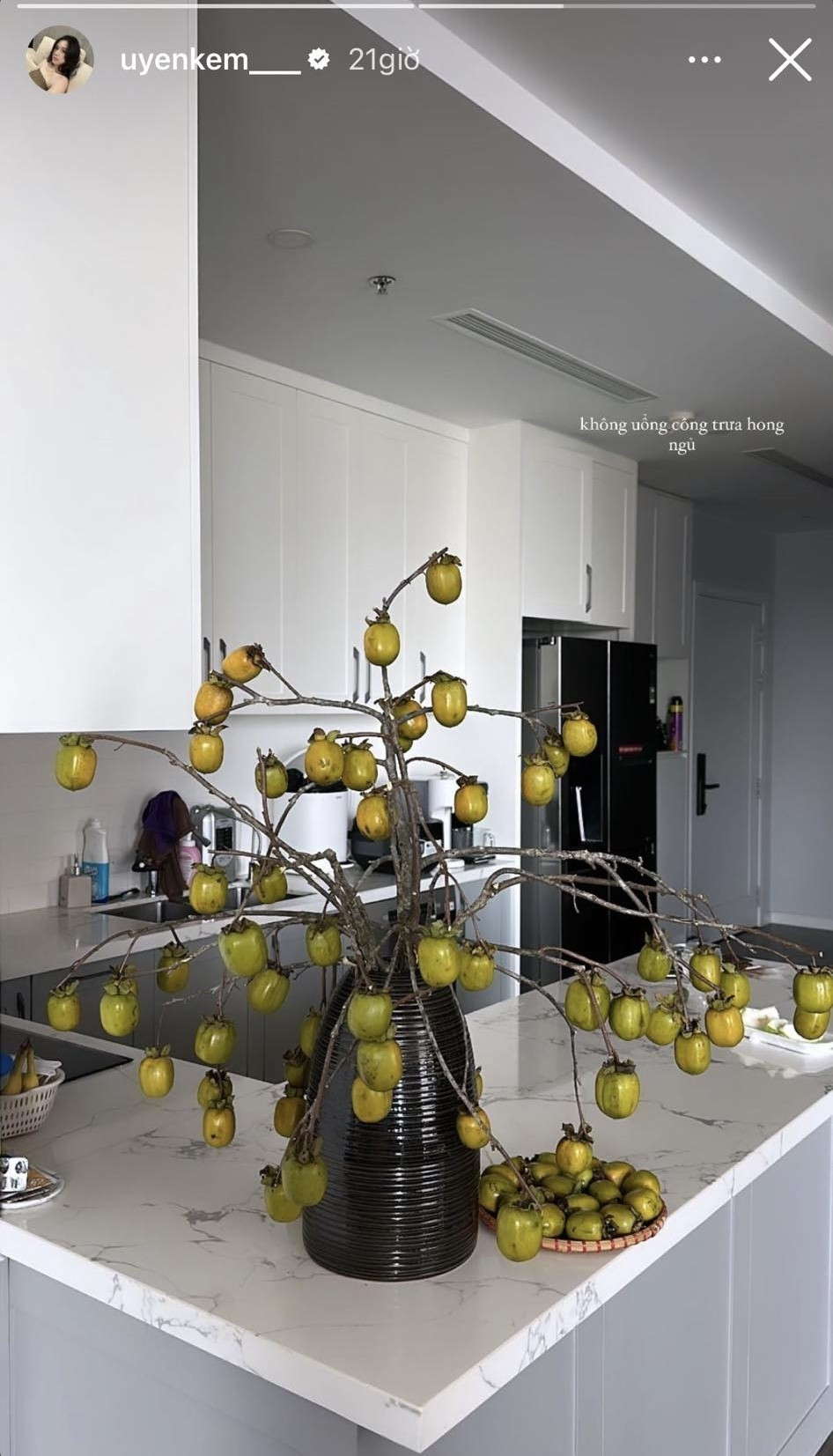 Khu bếp cũng có tone màu trắng xám gọn gàng và ngăn nắp. Ảnh: FB Ngô Tố Uyên