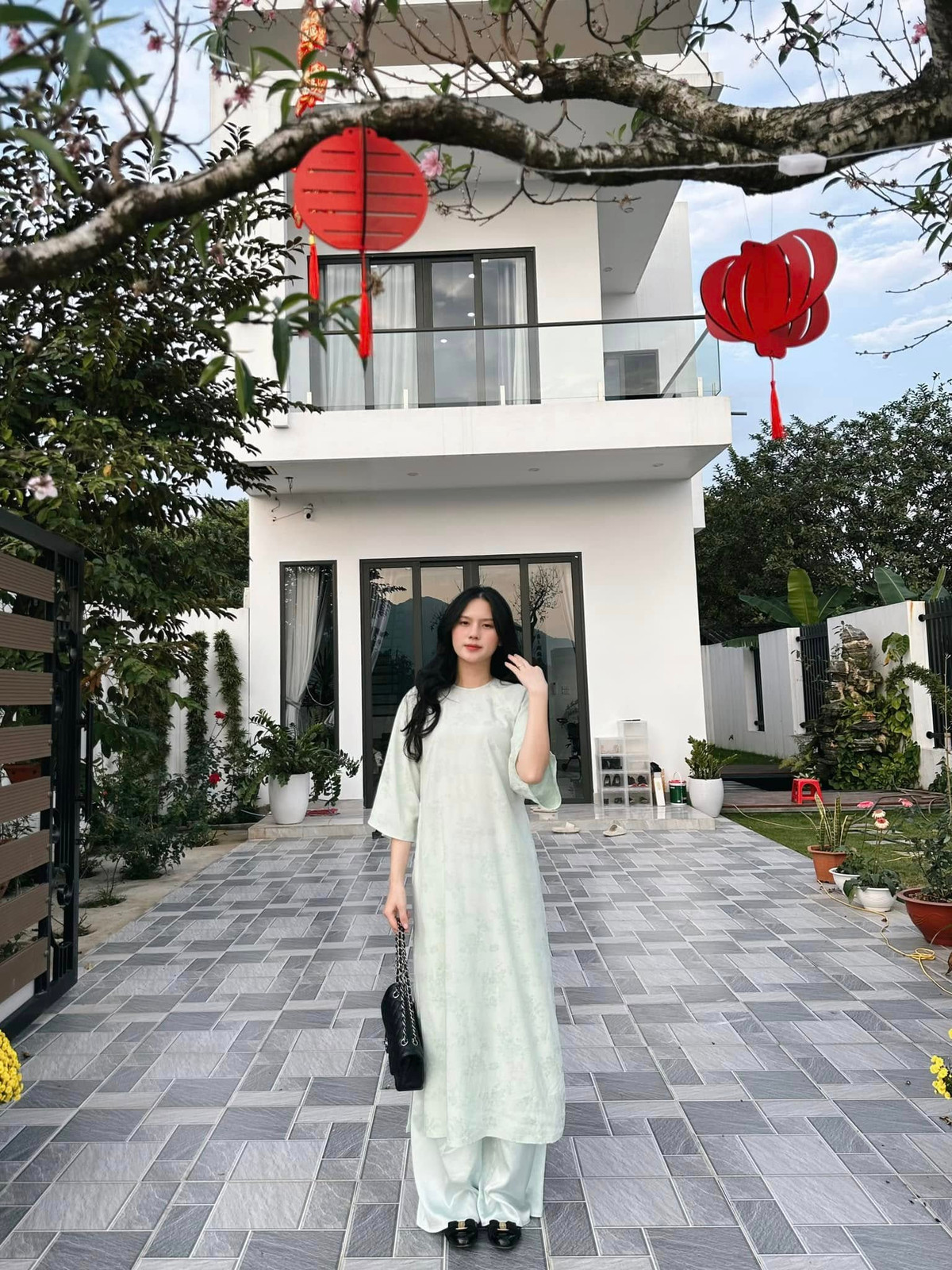 Ngôi nhà gồm 2 tầng, sử dụng gam màu trắng chủ đạo, nội thất cũng được bài trí hoàn thiện với những trang thiết bị hiện đại. Ảnh: FB Ngô Tố Uyên