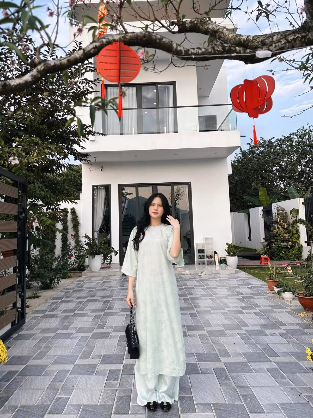 Ngôi nhà gồm 2 tầng, sử dụng gam màu trắng chủ đạo, nội thất cũng được bài trí hoàn thiện với những trang thiết bị hiện đại. Ảnh: FB Ngô Tố Uyên