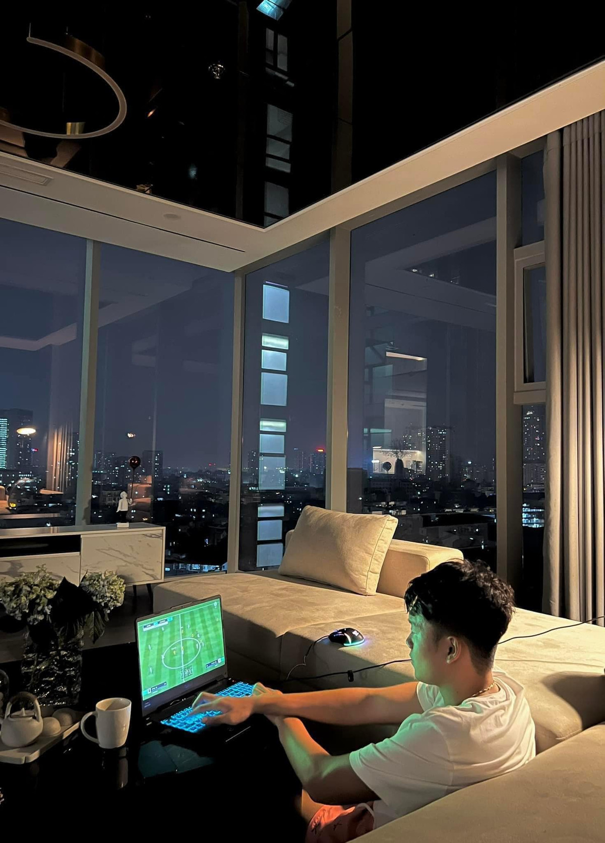 Khung cửa kính lớn tạo bức tranh thiên nhiên sống động ở mọi thời điểm trong ngày. Ảnh: FB Ngô Tố Uyên