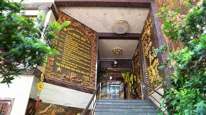 Nhìn từ bên ngoài, ngôi nhà bề thế, hoành tráng, được trang trí bằng nhiều bức chạm khắc công phu. Ảnh: Vietnamnet