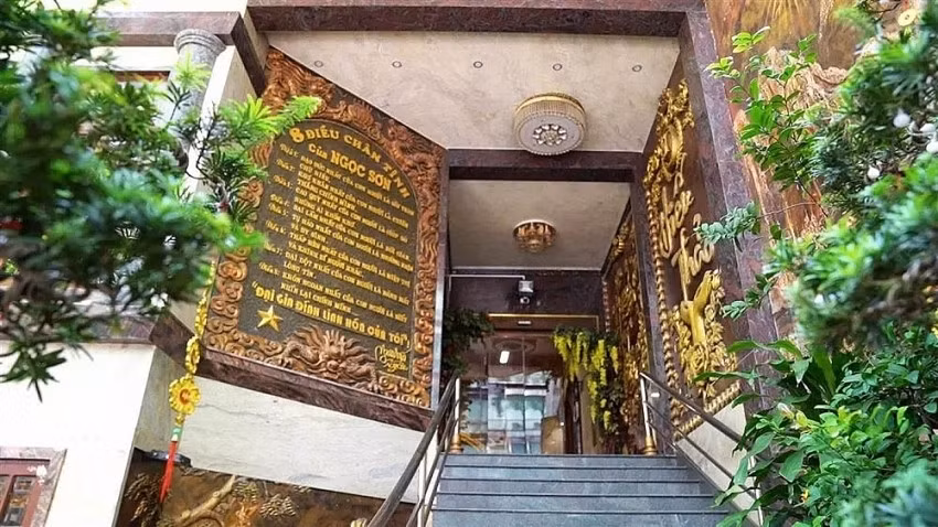 Nhìn từ bên ngoài, ngôi nhà bề thế, hoành tráng, được trang trí bằng nhiều bức chạm khắc công phu. Ảnh: Vietnamnet