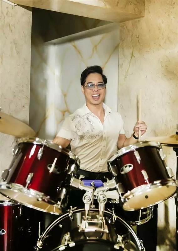 Danh ca Ngọc Sơn còn dựng một sân khấu với khung cảnh, âm thanh, ánh sáng chuyên nghiệp ngay trong căn biệt thự mình. Ảnh: Internet