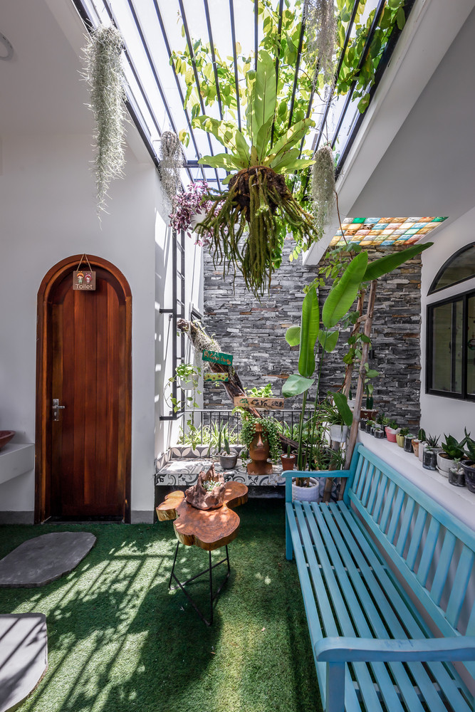 Ban công được tô điểm với sắc xanh mát mắt. Ảnh: Minq Bui