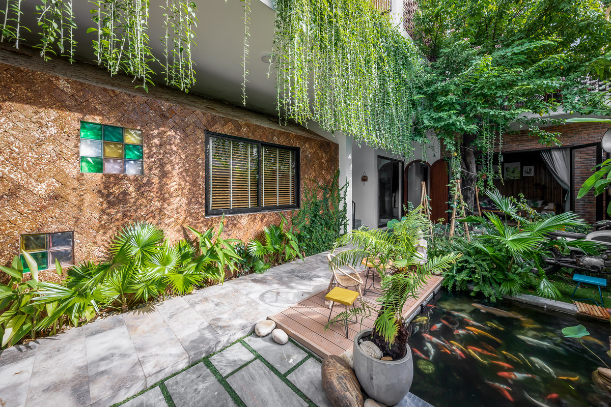 Khu vườn vừa tạo khoảng xanh, vừa giảm độ nóng của gió phơn vào mùa hè. Ảnh: Minq Bui