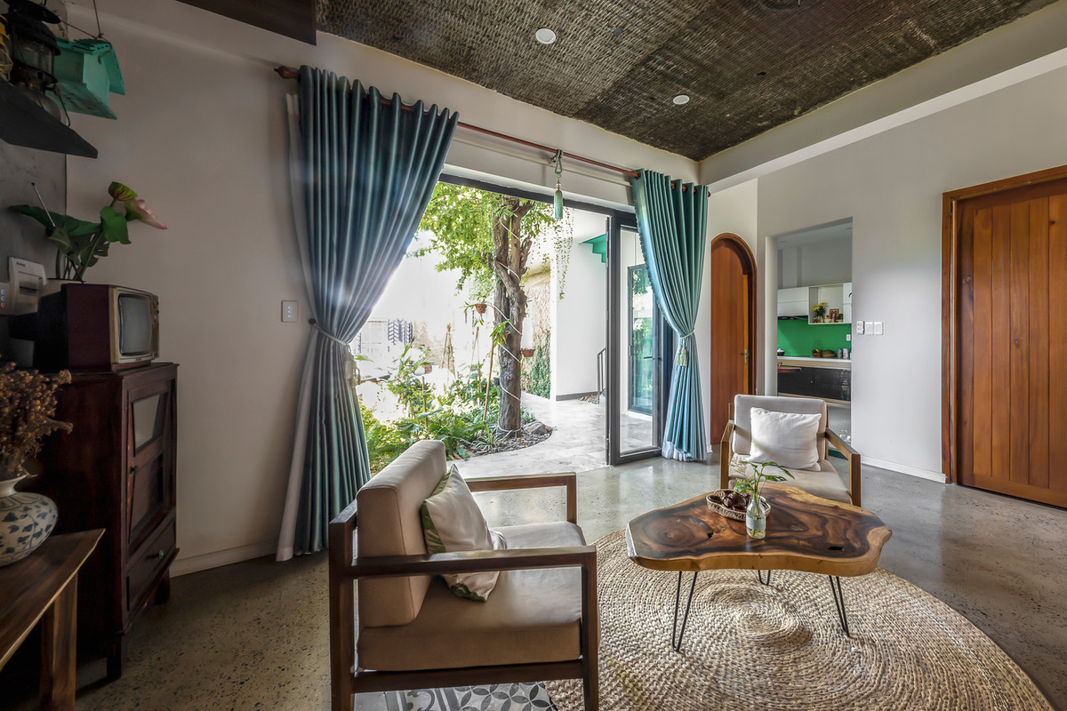 Cửa sổ lớn được bố trí ở cả phòng khách và khu bếp, giúp tăng tiết diện lấy ánh sáng tự nhiên. Ảnh: Minq Bui