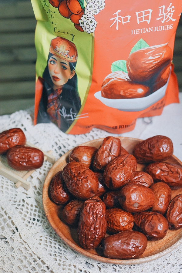 Trong mỗi phiên livestream, táo đỏ của Hằng Du Mục liên tục được bán ra với số lượng lớn và cháy hàng chỉ trong "nháy mắt". Ảnh: Facebook