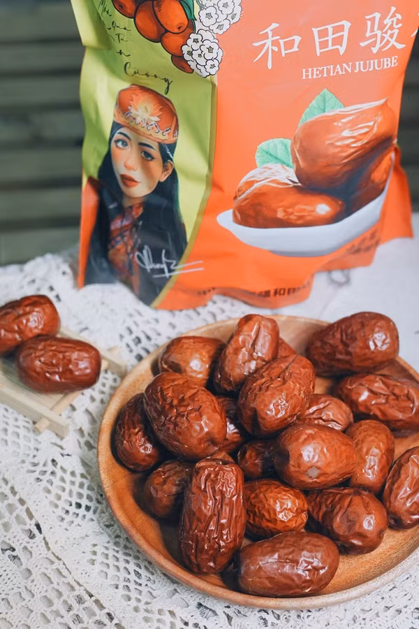 Trong mỗi phiên livestream, táo đỏ của Hằng Du Mục liên tục được bán ra với số lượng lớn và cháy hàng chỉ trong "nháy mắt". Ảnh: Facebook