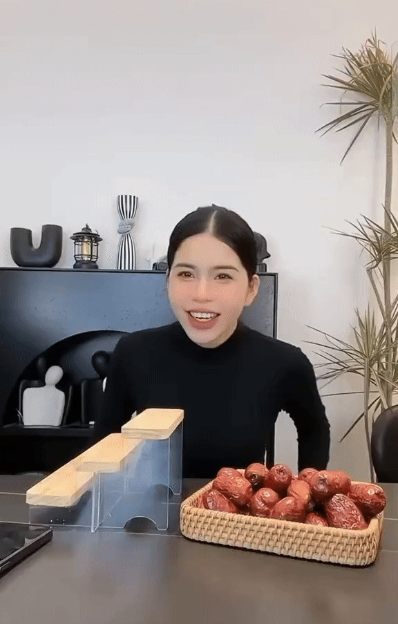 Hằng Du Mục còn đạt nhiều thành tựu với công việc livestream bán hàng và nổi tiếng với sản phẩm táo đỏ. Ảnh chụp màn hình