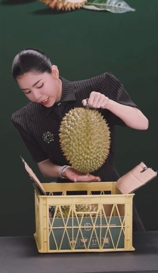 Trước khi vướng vòng lao lý, Hằng Du Mục được xem là “thánh livestream” với cách nói chuyện khéo léo, bán hàng mà như không bán. Ảnh chụp màn hình