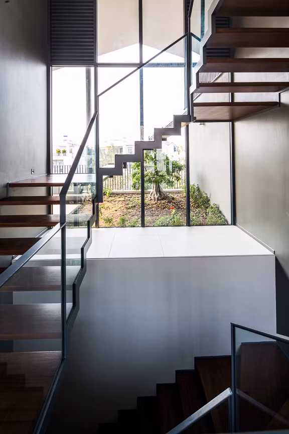 Ngôi nhà được thiết kế theo ba yếu tố riêng biệt nền móng, khu vực ở và mái nhà. Ảnh: Hiroyuki Oki