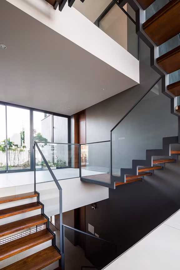 Phần còn lại của ngôi nhà được bố trí so le từng tầng để nhường chỗ cho sân vườn và hiên. Ảnh: Hiroyuki Oki