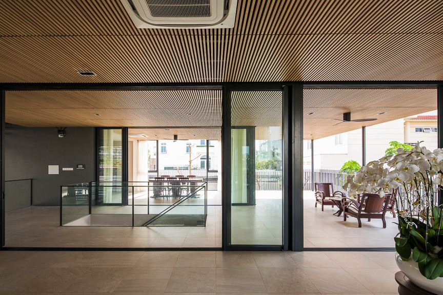 Do đó, kiến trúc sư đề xuất tạo ra một không gian ngoài trời đa năng bên dưới căn nhà. Ảnh: Hiroyuki Oki