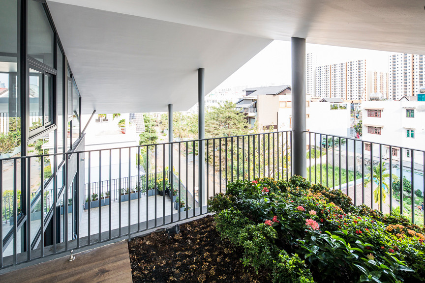 Yêu cầu của gia chủ là nâng sàn nhà lên cao nhất có thể so với mặt đất nhưng không vượt quá giới hạn chiều cao cho phép. Ảnh: Hiroyuki Oki