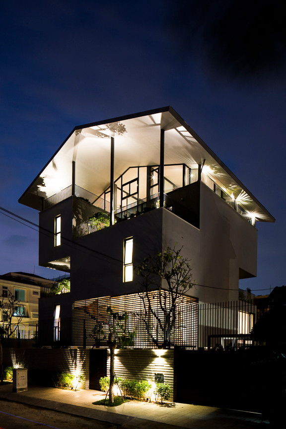 Tuy nhiên, tất cả đều được kết nối với nhau bởi những cây cột giúp ngôi nhà như “lơ lửng” trong không khí. Ảnh: Hiroyuki Oki