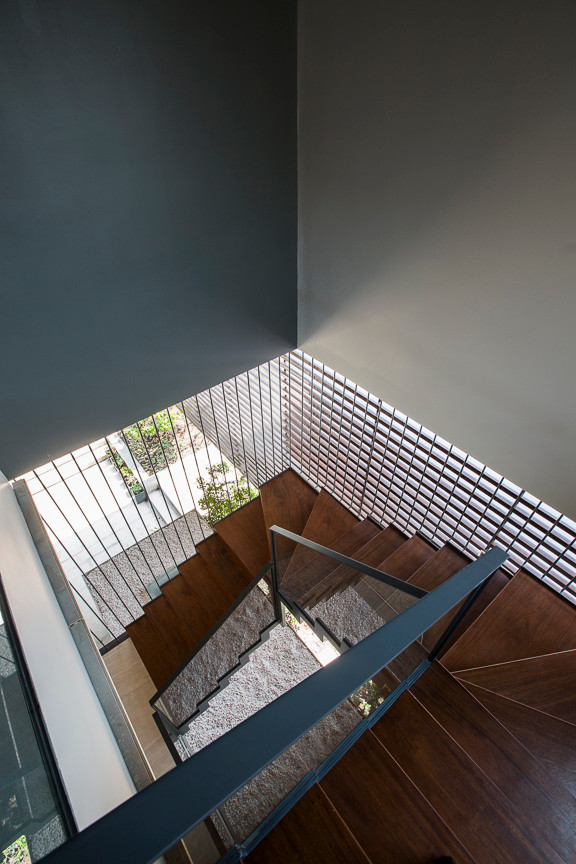 Ở giữa, một trục lưu thông gồm sân thượng và mái hiên giữ cho ngôi nhà được thông gió tự nhiên. Ảnh: Hiroyuki Oki