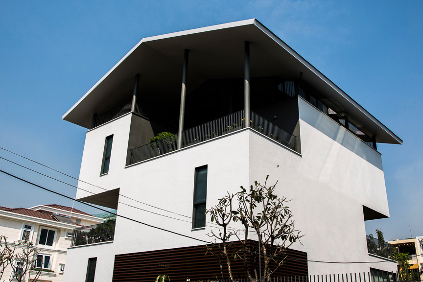 Được hỗ trợ bởi một lưới cột thép tròn, mái nhà tạo ra một vùng đệm giữa ánh nắng và tầng áp mái nhằm giảm bớt cái nóng nhiệt đới của Việt Nam. Ảnh: Hiroyuki Oki