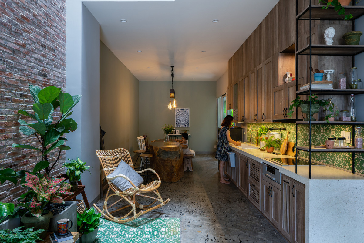 Bếp được thiết kế hiện đại gần giếng trời thoáng đãng, đầy đủ tiện nghi. Ảnh: QuangDam