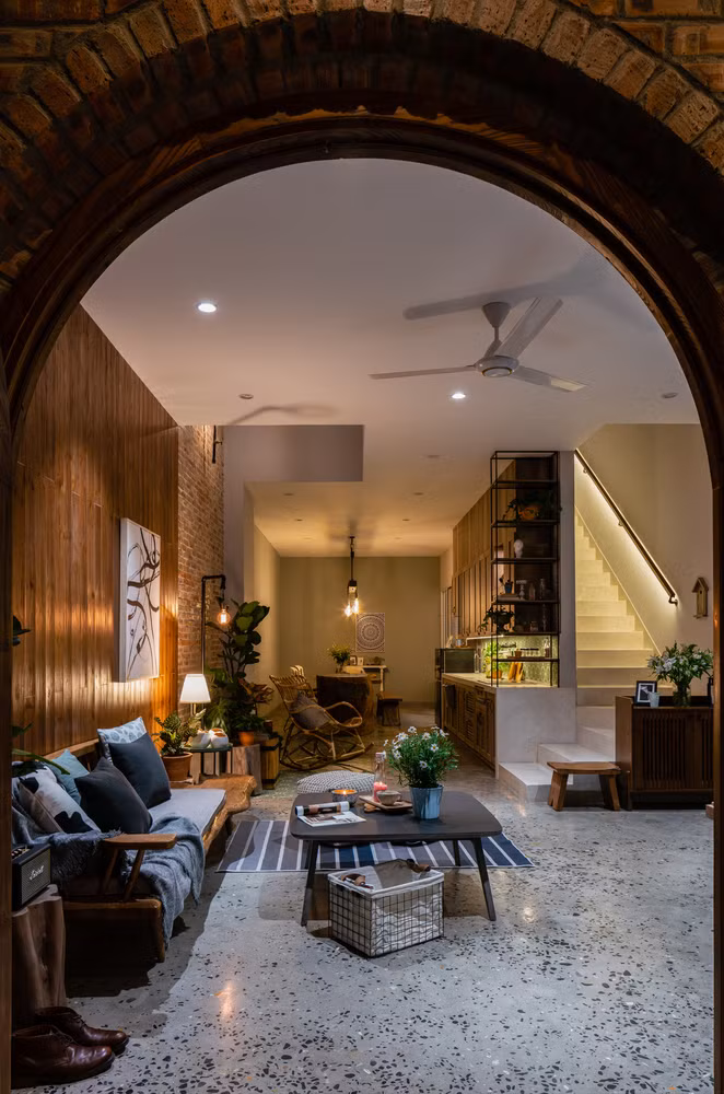 Màu sắc được lựa chọn một cách khéo léo với gam màu nâu, đen, xám, trắng và xanh lá tôn lên phong cách thô mộc chủ đạo. Ảnh: QuangDam