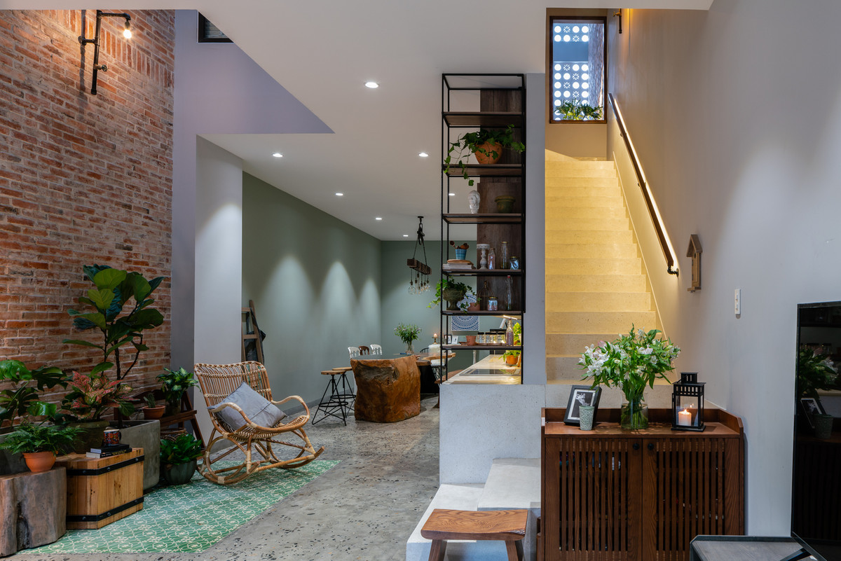 Mỗi phòng trong nhà là một cấu trúc riêng biệt với thiết kế mộc mạc, gần gũi với thiên nhiên. Ảnh: QuangDam