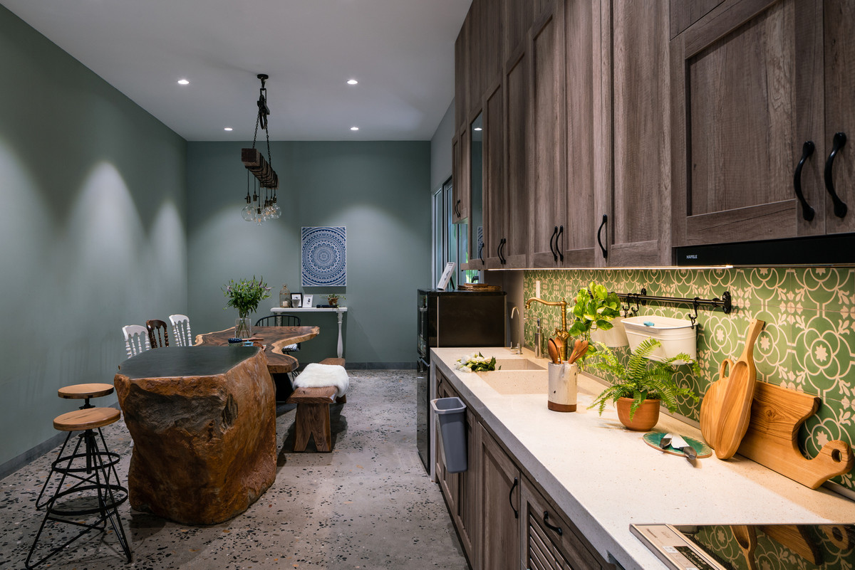 Cách bố trí bàn ăn hướng ra khu vườn nhỏ đủ khiến bữa cơm gia đình trở nên ấm cúng, ngọt ngào và gần gũi với thiên nhiên hơn. Ảnh: QuangDam