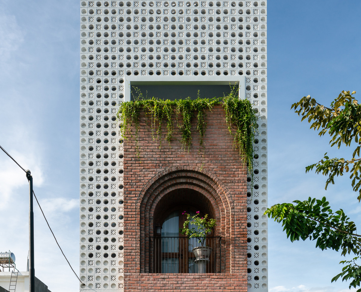 Nằm trong khu đô thị mới Hòa Xuân (Cẩm Lệ, Đà Nẵng), ngôi nhà gây ấn tượng ngay từ mặt tiền với hàng gạch bông gió được sắp xếp theo chủ đề riêng. Ảnh: QuangDam