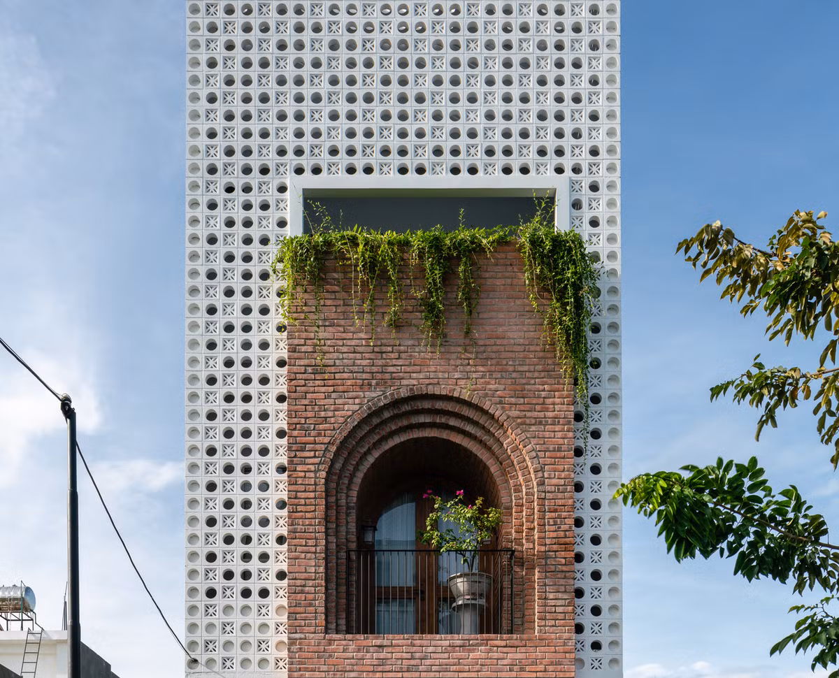 Nằm trong khu đô thị mới Hòa Xuân (Cẩm Lệ, Đà Nẵng), ngôi nhà gây ấn tượng ngay từ mặt tiền với hàng gạch bông gió được sắp xếp theo chủ đề riêng. Ảnh: QuangDam