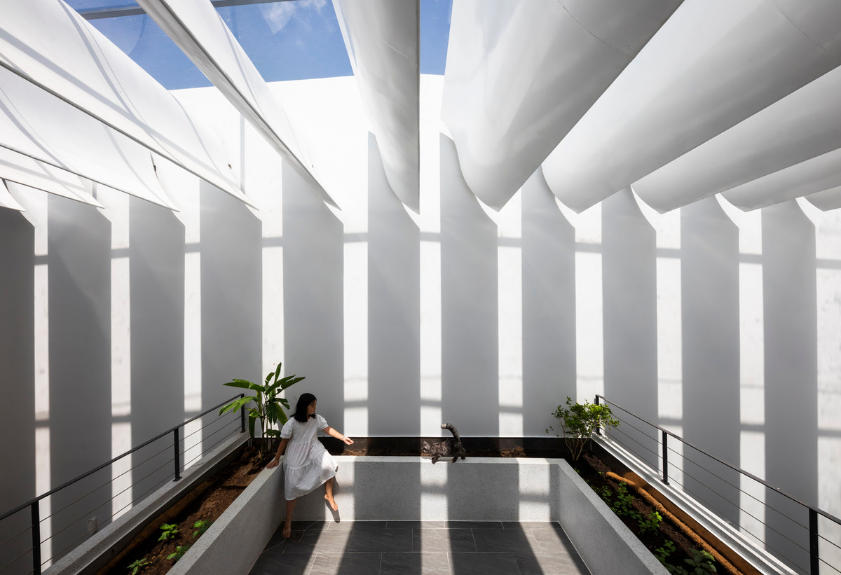 Giải pháp thứ hai cũng là điểm nhấn chính của công trình nằm ở hệ lam thép xoay xuyên suốt chiều dài mái của căn nhà. Ảnh: Hiroyuki Oki