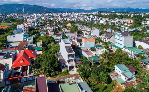 Khu đất điển hình cho một ngôi nhà ống đô thị Việt Nam. Với gia đình lớn sống trong một không gian dài và hẹp, kiến trúc sư muốn mang đến những không gian sống động, các yếu tố tự nhiên và kết nối mọi người nhiều nhất có thể. Ảnh: Hiroyuki Oki