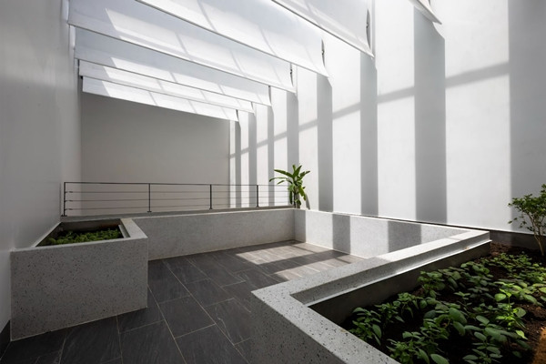 Sân thượng, nơi ánh sáng mặt trời chiếu vào sau khi đi qua hệ lam thép tạo ra một hiệu ứng thú vị để gia chủ có thể thư giãn, đồng thời là không gian tận dụng trồng thêm rau xanh, cung cấp thực phẩm sạch. Ảnh: Hiroyuki Oki