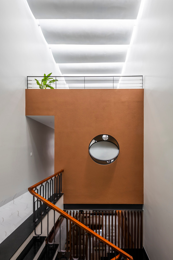 Khoảng thông tầng cho phép ánh sáng tự nhiên thâm nhập từ mái xuống tầng trệt vừa đảm bảo căn nhà luôn tràn ngập ánh sáng tự nhiên vừa tạo nhịp điệu cho bố cục không gian. Ảnh: Hiroyuki Oki