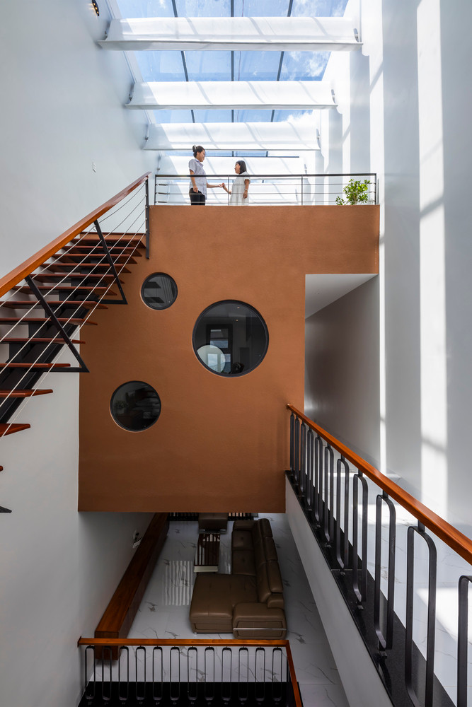 Giữa 2 khoảng thông tầng, các thành viên trong gia đình có thể dễ dàng nhìn thấy và giao tiếp với nhau. Ảnh: Hiroyuki Oki